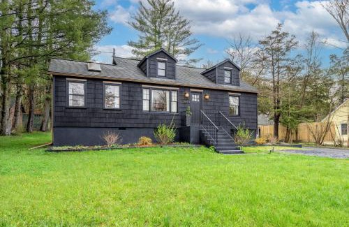 New Paltz House | Cozy Charcoal Chalet by AvantStay with Firepit & Family Fun