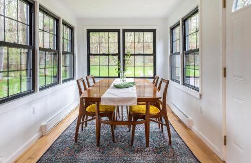 New Paltz House | Cozy Charcoal Chalet by AvantStay with Firepit & Family Fun