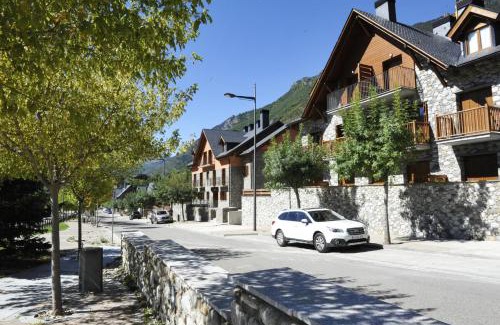 Benasque Apartment | Experience Elegance at Chardín de Llis - 5-Star Retreat