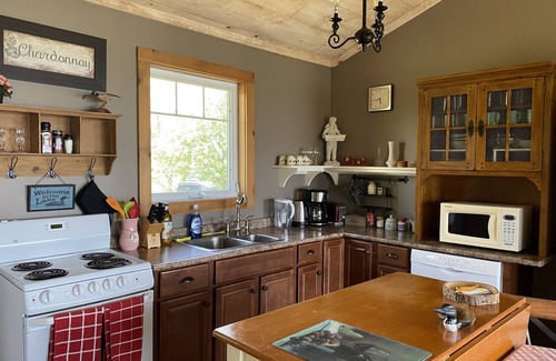 Louth Cottage | Discover Chardonnay Cottage: Pet-Friendly Lake Retreat