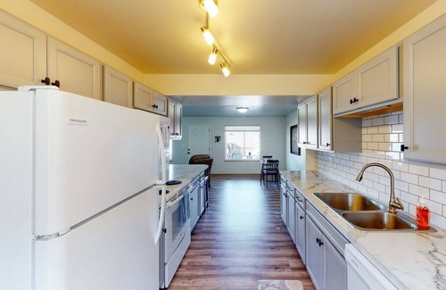 Chelan Apartment | Chardonnay Getaway: Guest Rated 9.8 with Stunning Views