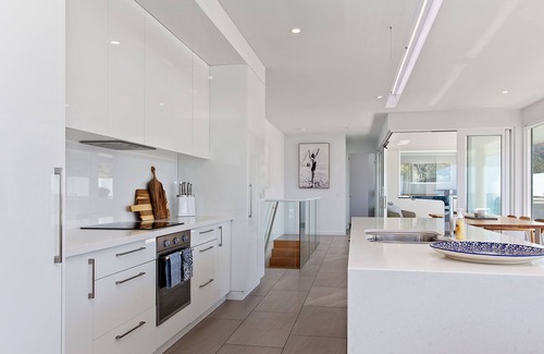 Apollo Bay House | Experience Charinga on the Bay - Guest Rated 9.8 with Spa