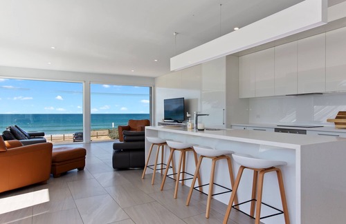 Apollo Bay House | Experience Charinga on the Bay - Guest Rated 9.8 with Spa