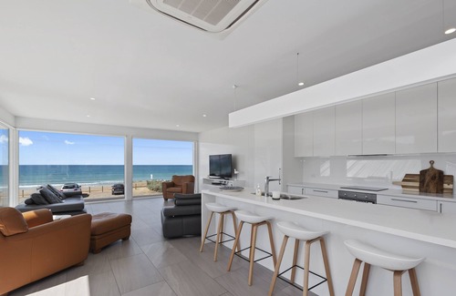 Apollo Bay House | Experience Charinga on the Bay - Guest Rated 9.8 with Spa