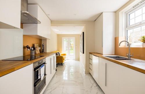 Salisbury House | Welcoming Charles Hope Salisbury Residence - Pet Friendly Stay