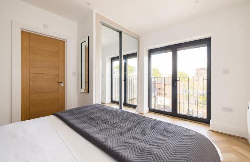 Staines Apartment | Relaxing Stay at Charles Hope Staines Riverside with Pets