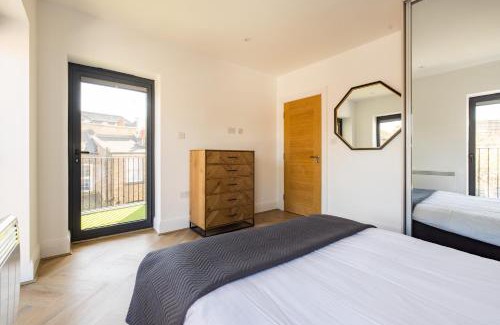 Staines Apartment | Relaxing Stay at Charles Hope Staines Riverside with Pets