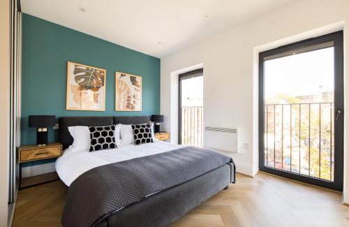 Staines Apartment | Relaxing Stay at Charles Hope Staines Riverside with Pets