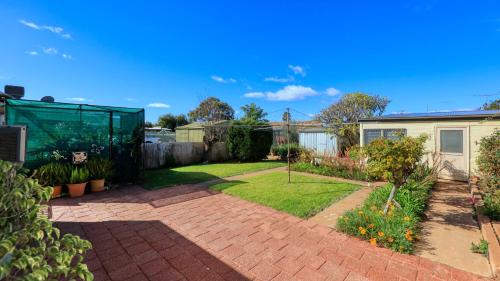 Broken Hill Hotel | Discover Charles Rasp Motor Inn & Cottages with Pool Access