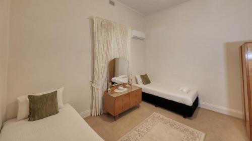 Broken Hill Hotel | Discover Charles Rasp Motor Inn & Cottages with Pool Access