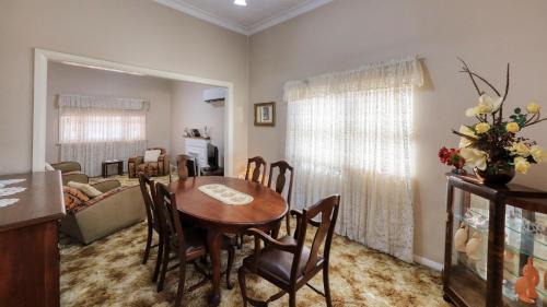 Broken Hill Hotel | Discover Charles Rasp Motor Inn & Cottages with Pool Access