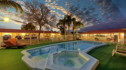 Broken Hill Hotel | Discover Charles Rasp Motor Inn & Cottages with Pool Access