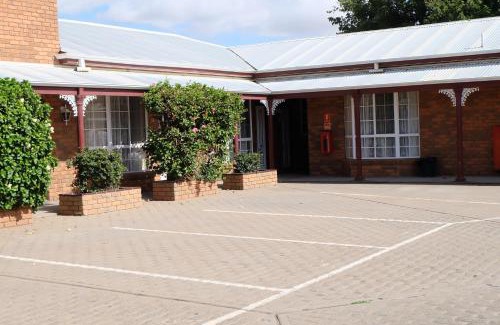 Cobram Hotel | Family-Friendly Charles Sturt Motor Inn with Pool & Hot Tub