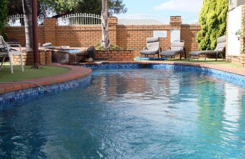 Cobram Hotel | Family-Friendly Charles Sturt Motor Inn with Pool & Hot Tub