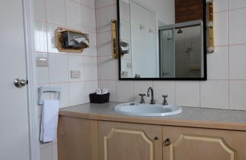Cobram Hotel | Family-Friendly Charles Sturt Motor Inn with Pool & Hot Tub