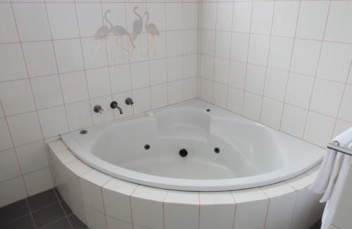 Cobram Hotel | Family-Friendly Charles Sturt Motor Inn with Pool & Hot Tub