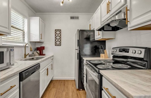 College Station Apartment | Premier 2-Bedroom Charleston Retreat Near A&M - Pet Friendly