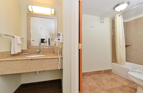 Charleston Hotel | Beautiful Charleston Eagle Inn - Pet and Child Friendly Stay
