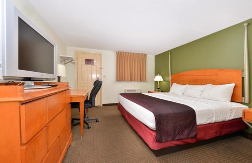 Charleston Hotel | Beautiful Charleston Eagle Inn - Pet and Child Friendly Stay