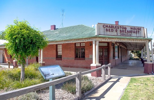 Mathoura House | Discover Charleston House Mathoura: Pet-Friendly Retreat