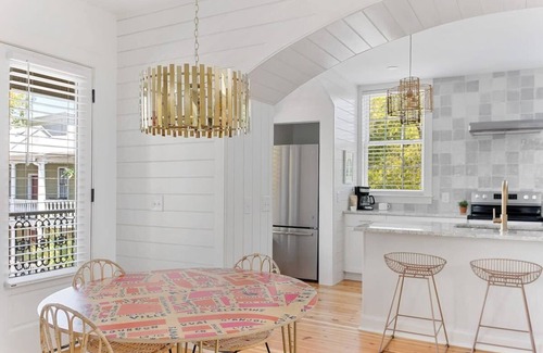 Cannonborough Elliotborough House | Elegant Charleston Retreat with Balcony & Spa Amenities