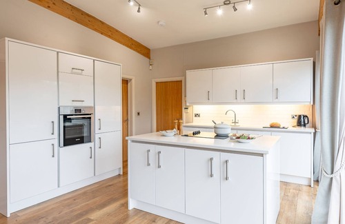 Richmond Cottage | Cozy Lodge Charlie: Perfect for Family Getaways
