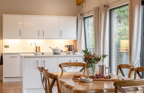 Richmond Cottage | Cozy Lodge Charlie: Perfect for Family Getaways