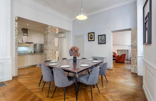 Terreaux - Bat d'argent Apartment | Elegant Charlie Meublés - Guest Rated 10/10 & Family-Friendly