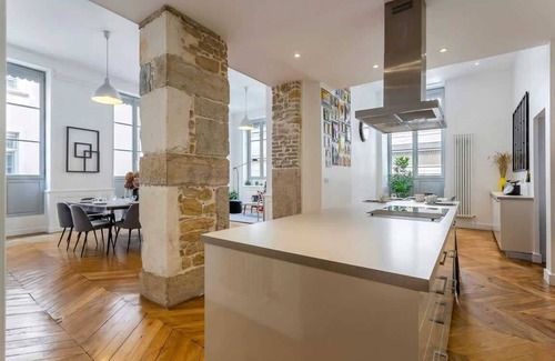 Terreaux - Bat d'argent Apartment | Elegant Charlie Meublés - Guest Rated 10/10 & Family-Friendly