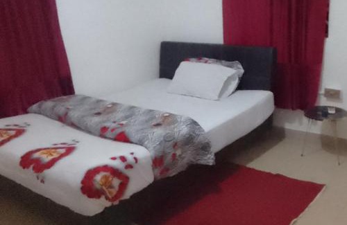 Accra Bed & Breakfast | Cozy Charlies Guest House: Breakfast & Hot Tub Await
