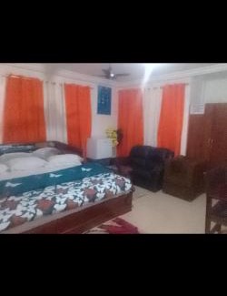 Accra Bed & Breakfast | Cozy Charlies Guest House: Breakfast & Hot Tub Await
