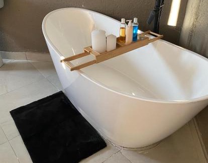 Elias Motsoaledi House | Family-Friendly Charli’s Lodge: Budget Comfort Awaits