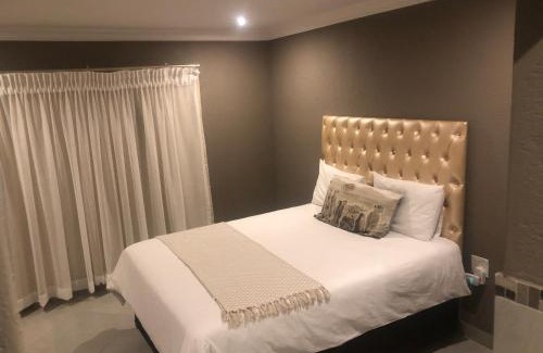 Elias Motsoaledi House | Family-Friendly Charli’s Lodge: Budget Comfort Awaits