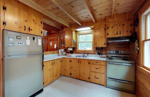 Beaver Cove House | Charming Charloon Cabin: Pet-Friendly Retreat for Families