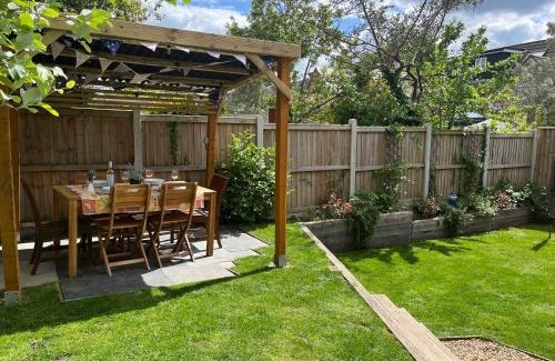 Poole House | Discover Charlotte Cottage: 4-Star Family & Pet-Friendly Stay