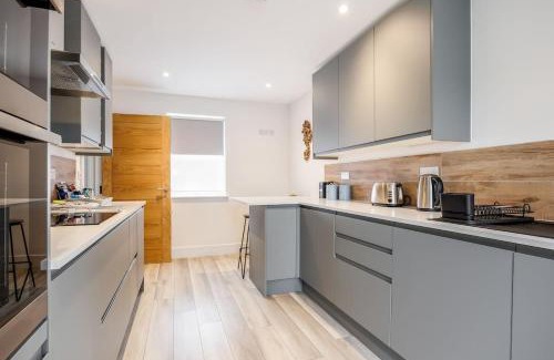 Poole House | Discover Charlotte Cottage: 4-Star Family & Pet-Friendly Stay