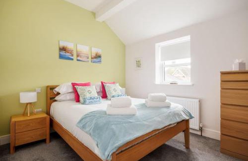 Poole House | Discover Charlotte Cottage: 4-Star Family & Pet-Friendly Stay