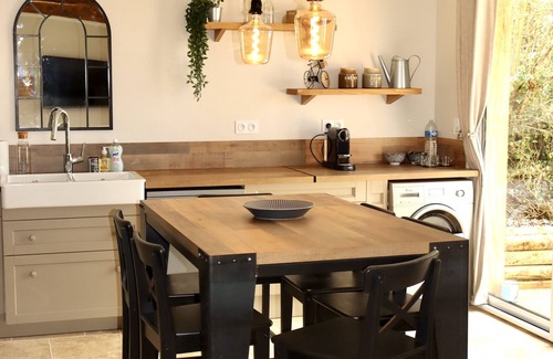 Glanville House | Oceanfront Retreat: Charlotte's Houses with Spa & Pet Friendly