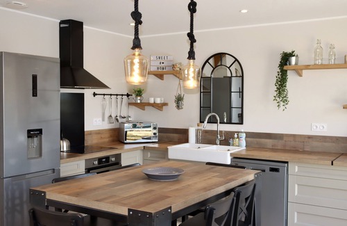 Glanville House | Oceanfront Retreat: Charlotte's Houses with Spa & Pet Friendly