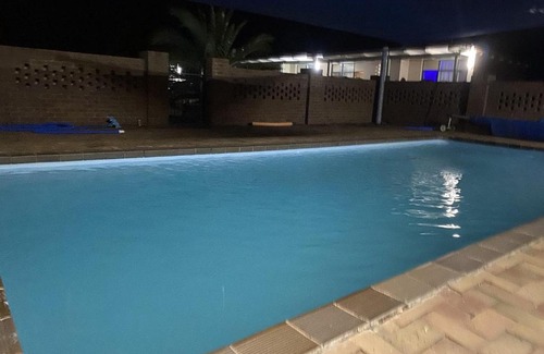 Charlton Hotel | Pet-Friendly Charlton Motel with Oceanfront Pool Access