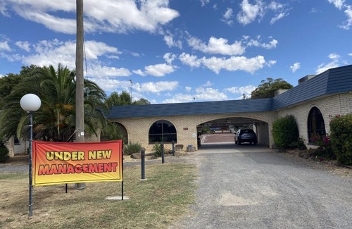 Charlton Hotel | Pet-Friendly Charlton Motel with Oceanfront Pool Access