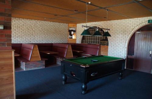 Charlton Hotel | Pet-Friendly Charlton Motel with Oceanfront Pool Access