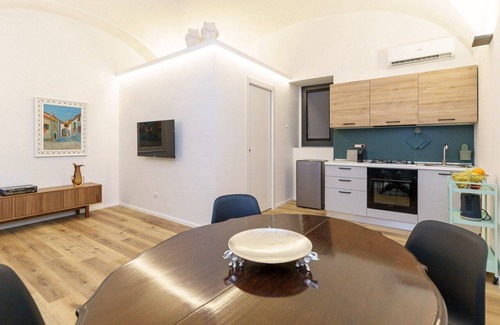 Catania City Centre Apartment | Stylish Apartment with Spa and Hot Tub in City Center