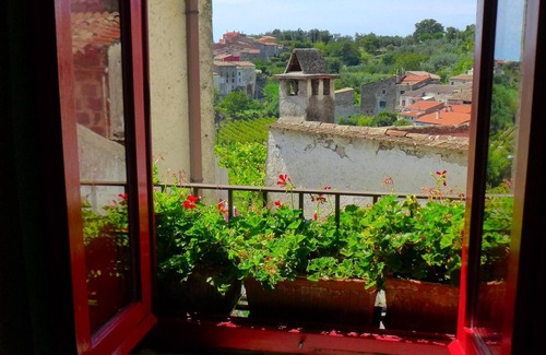 Sessa Aurunca Apartment | Authentic Escape: Relax in Rural Serenity with Ocean Views