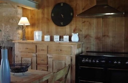 Dienne House | Cozy Cottage in Dienne with Spa, Breakfast & Family Fun