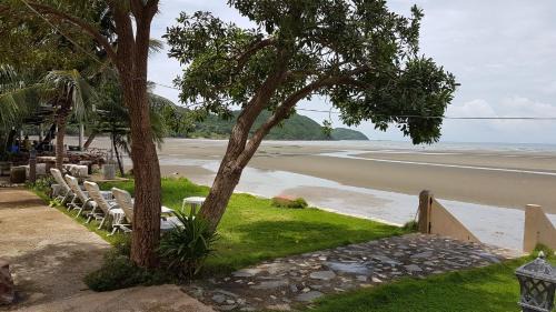 Khlong Khut Hotel | Relax at Charm de Chao Lao with Oceanfront Views