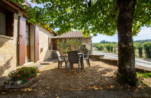 Saint-Pantaly-d'Ans Cottage | Cozy Gite Cubjac-Auvézère-Val d'Ans for 2 Guests