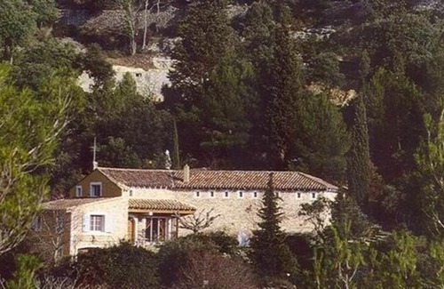 Saumane-de-Vaucluse House | Delightful Stay in Provence: Pet-Friendly with Pool Access
