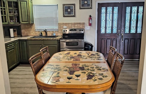 Tampa House | Charm meets convenience in this delightful duplex-family house.
