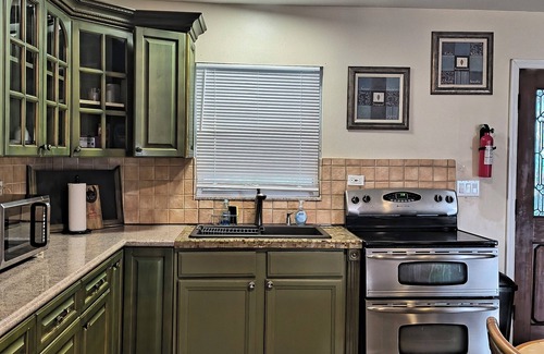 Tampa House | Charm meets convenience in this delightful duplex-family house.